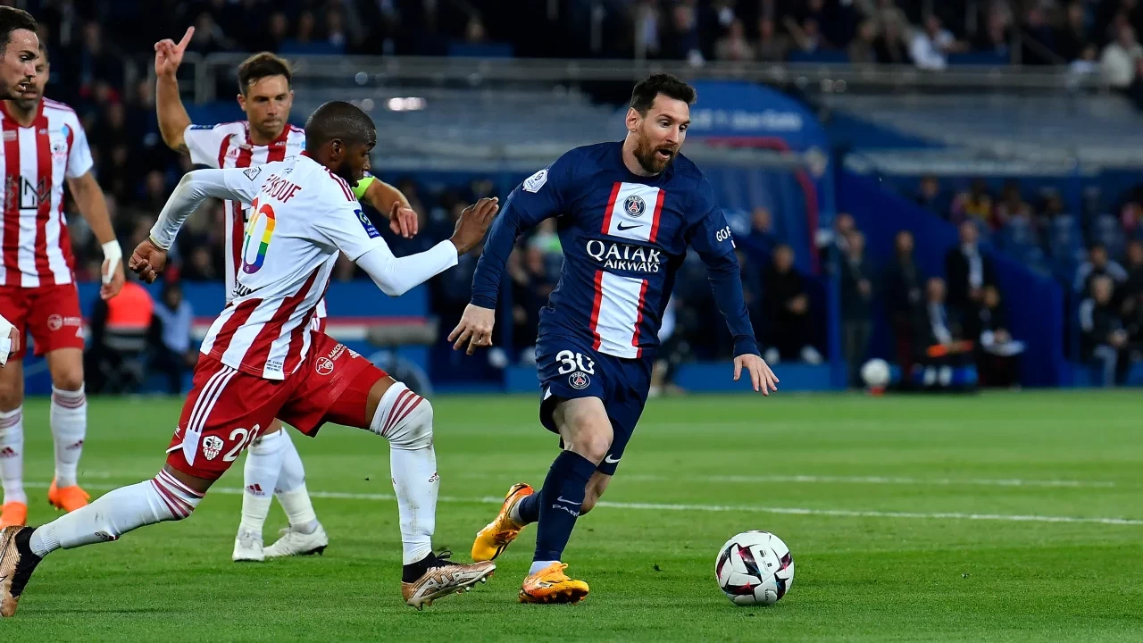 Messi faces fan backlash on return to PSG starting line-up Messi faces fan backlash on return to PSG starting line-up